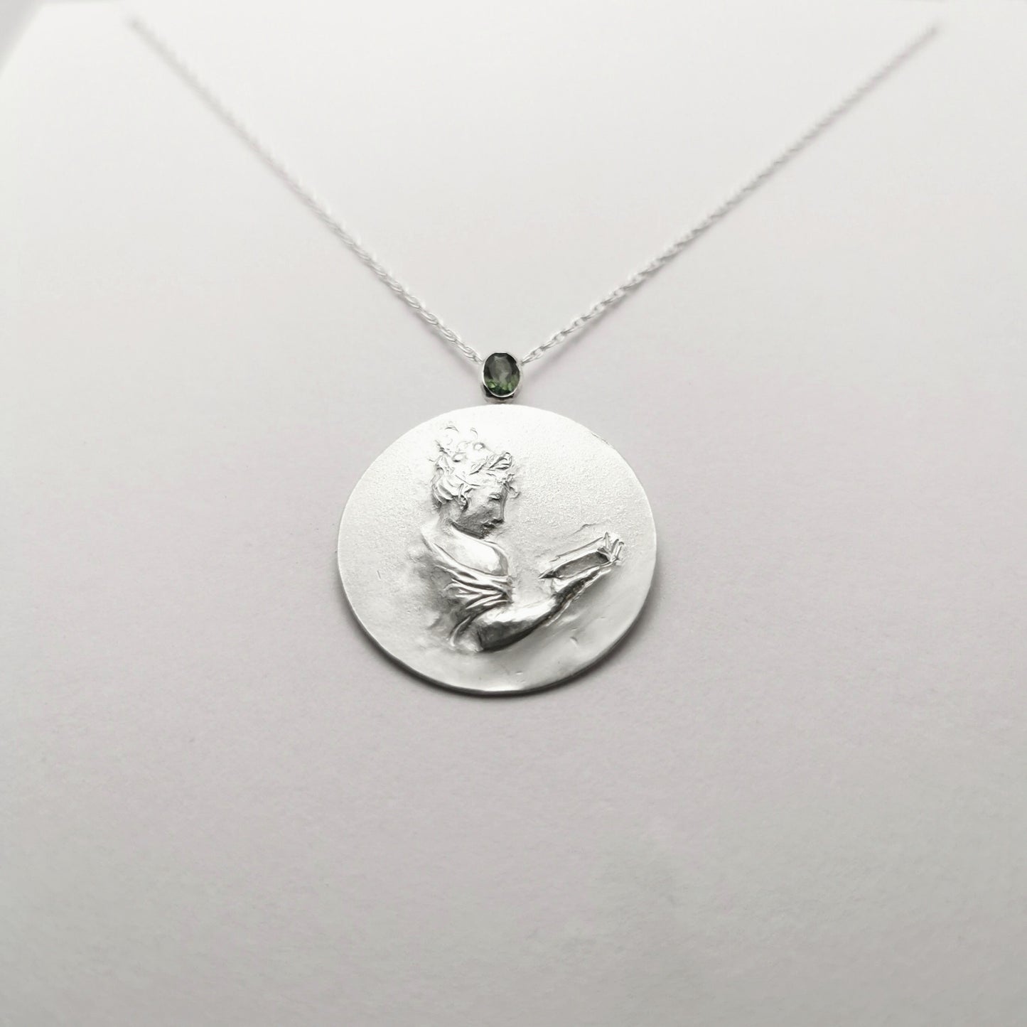 Liseuse à l’épaule - pendentif