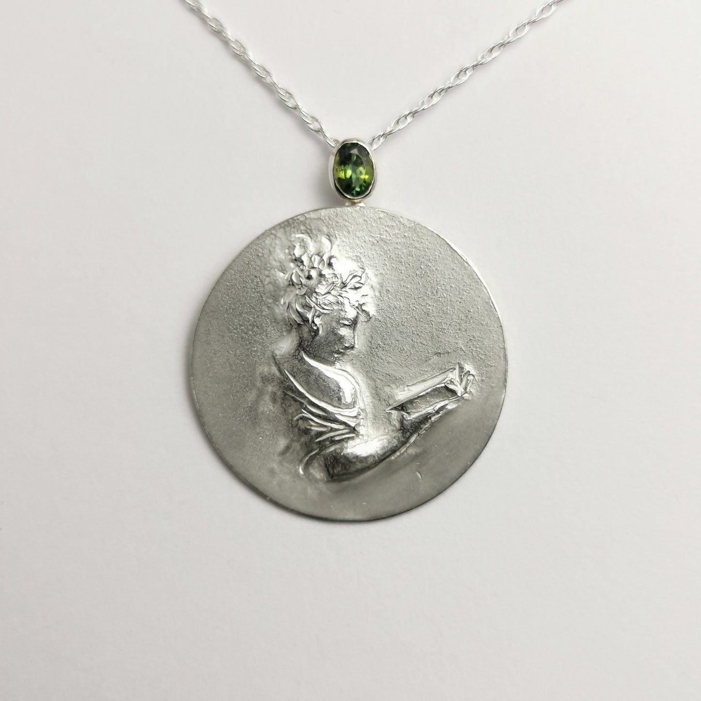 Liseuse à l’épaule - pendentif