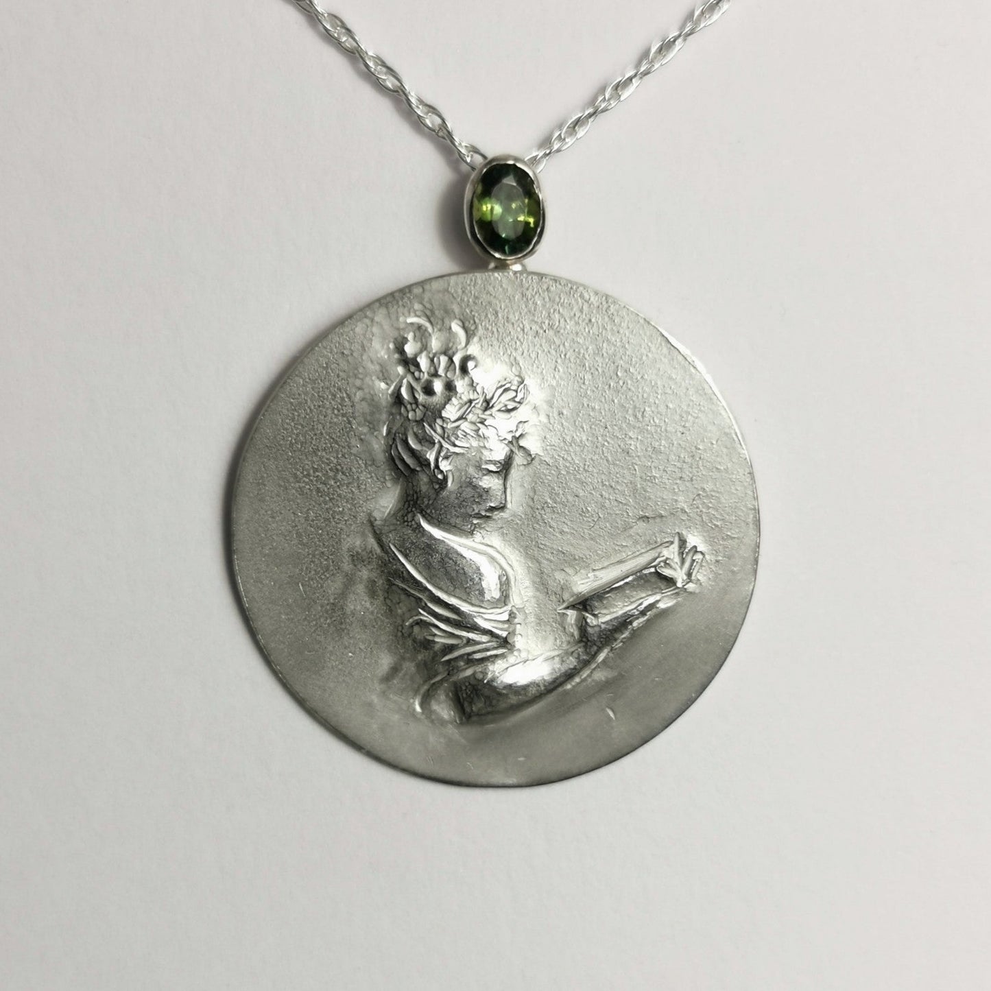 Liseuse à l’épaule - pendentif