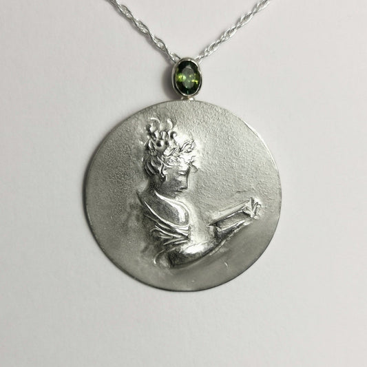 Liseuse à l’épaule - pendentif