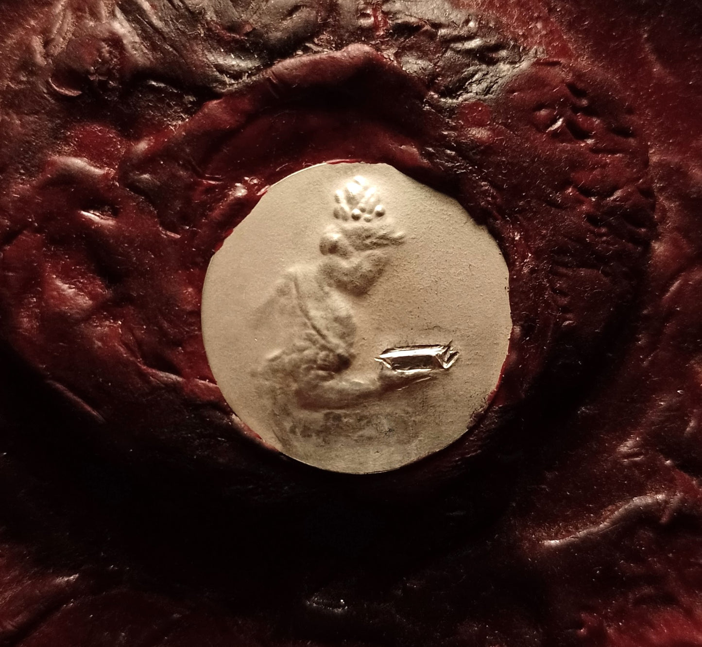 Liseuse à l’épaule - pendentif
