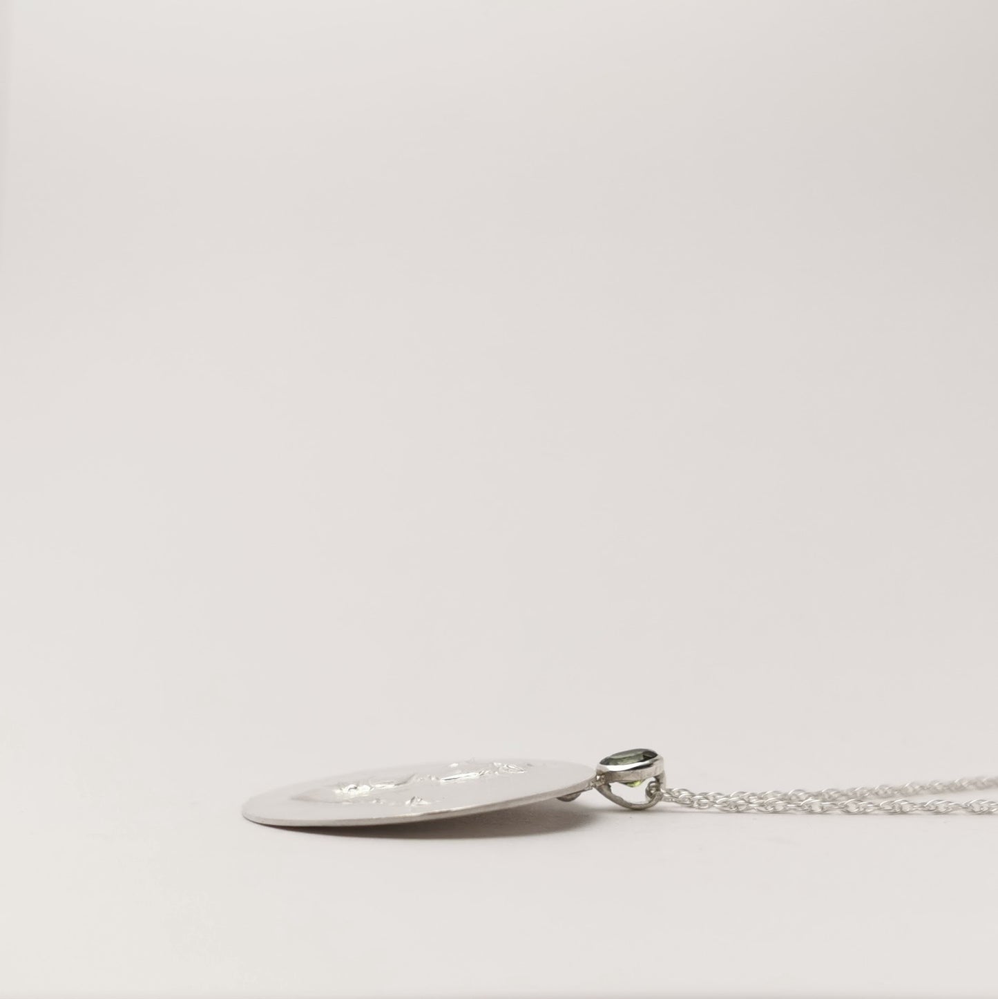 Liseuse à l’épaule - pendentif