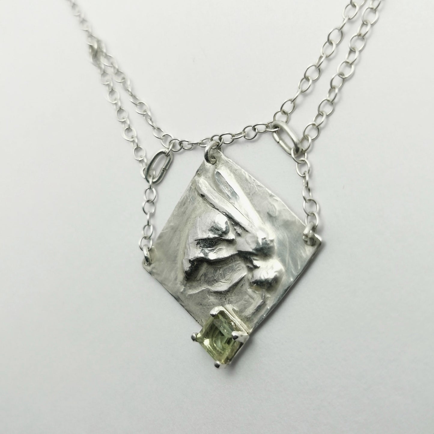 Guêpe et chair de raisin - pendentif