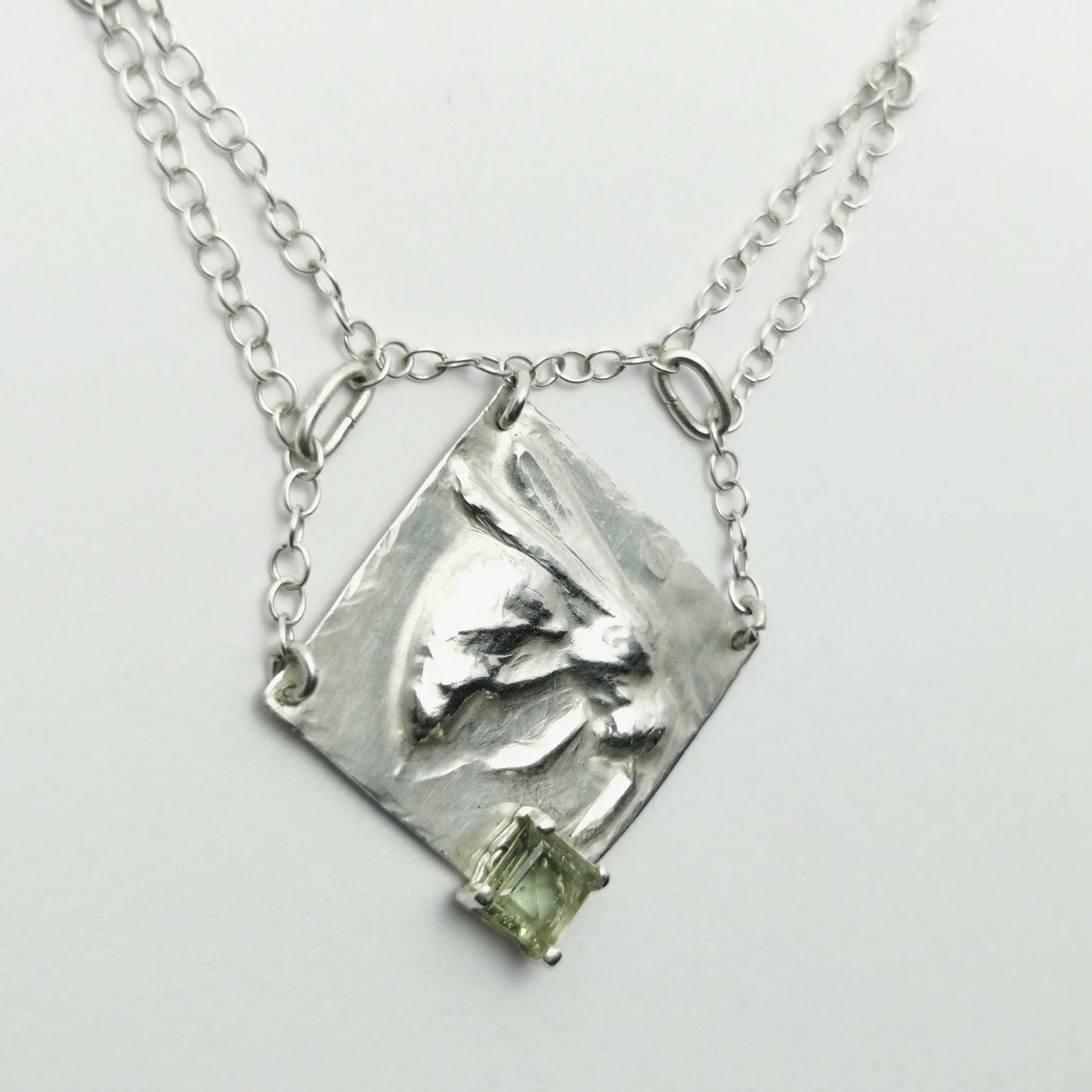 Guêpe et chair de raisin - pendentif