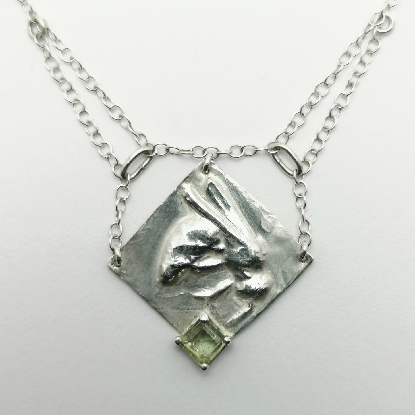 Guêpe et chair de raisin - pendentif
