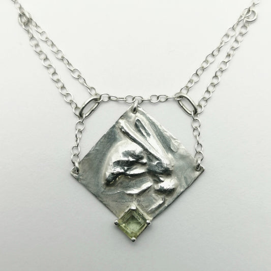 Guêpe et chair de raisin - pendentif